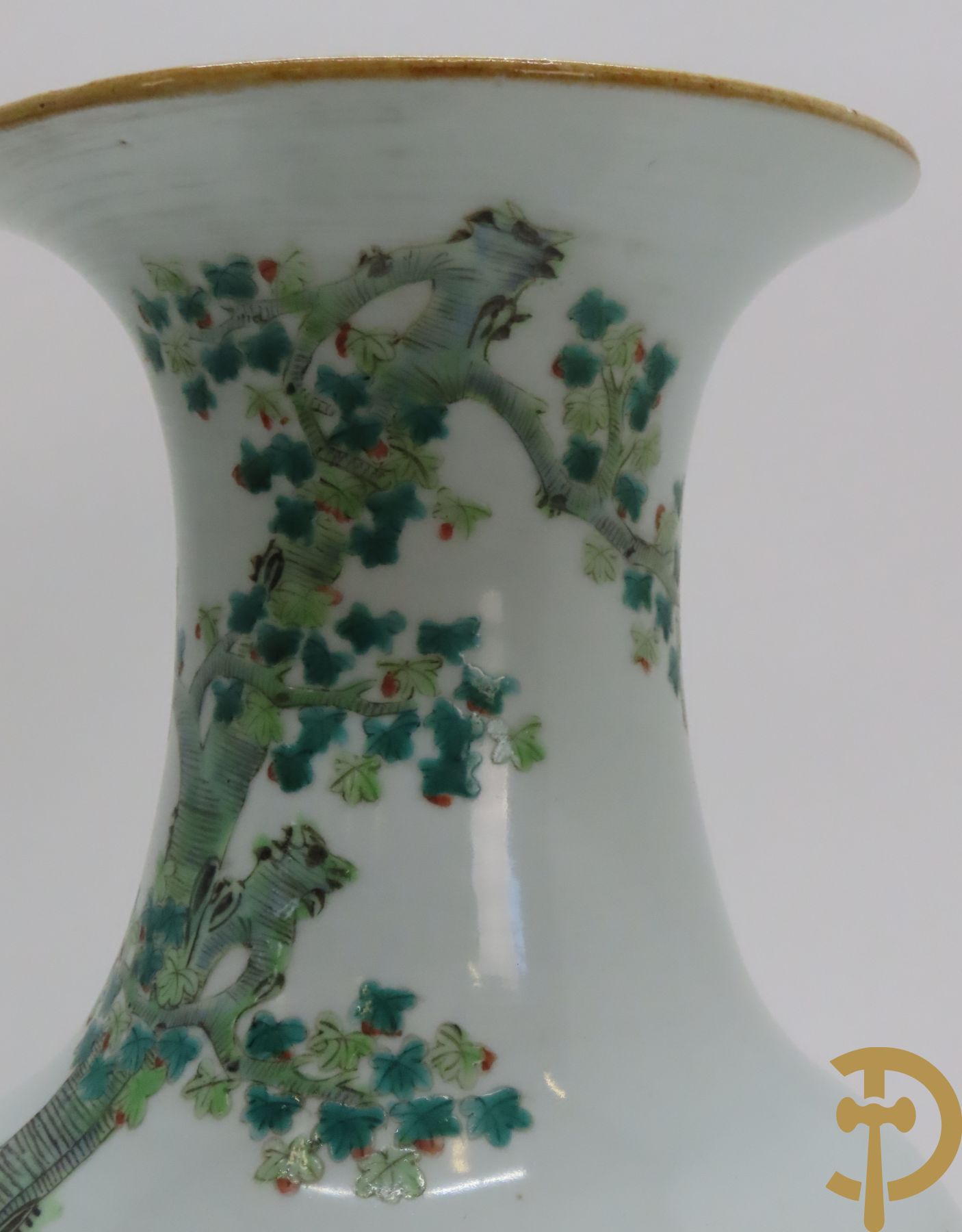 Chinese porseleinen vaas met geanimeerd familiedecor in landschap