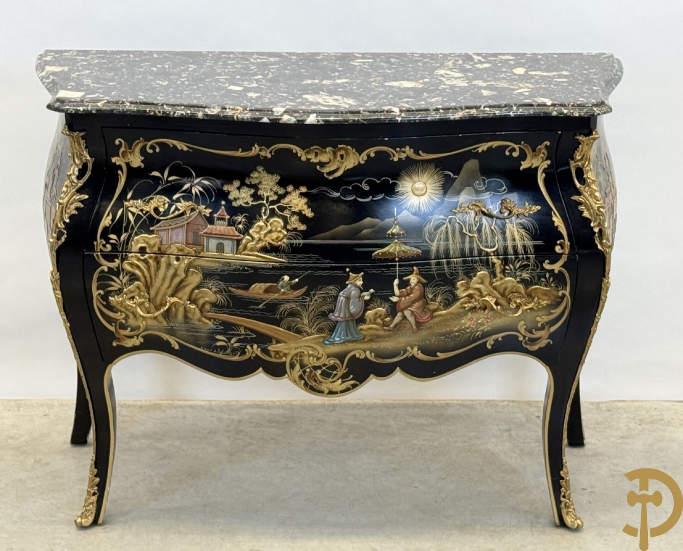 Zwartgelakte gebuikte tweeladencommode met Chinoiserie decor en marmeren blad