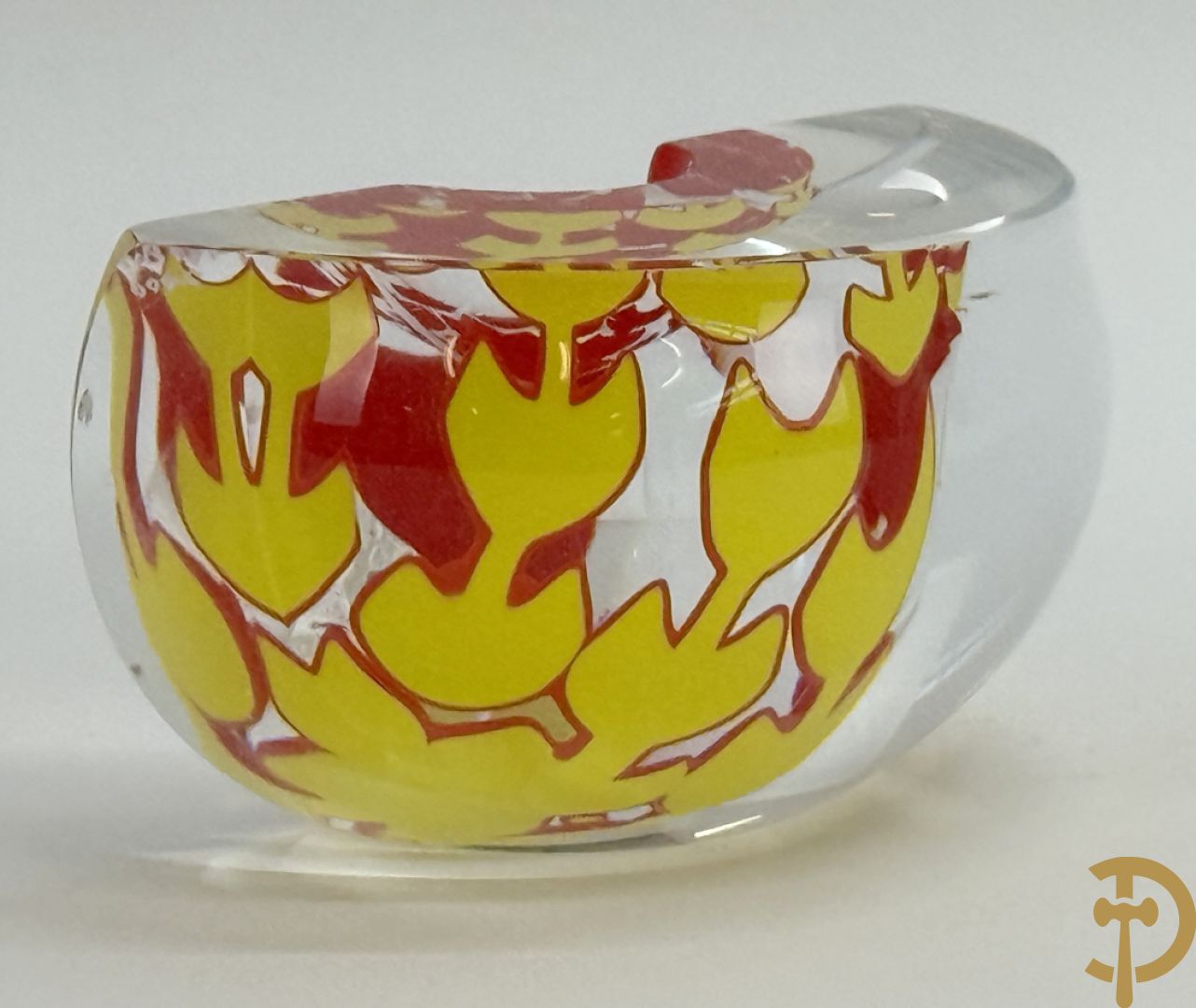 MAPSTEVENS getekend 2000 - Kristallen half bolvormig sierstuk met geel/rode motieven