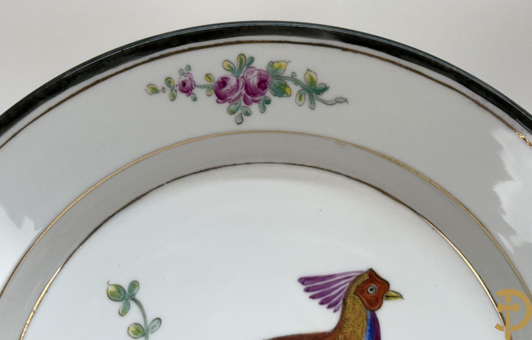 Paar handgekleurde Franse porseleinen borden met vogeldecor, 19e