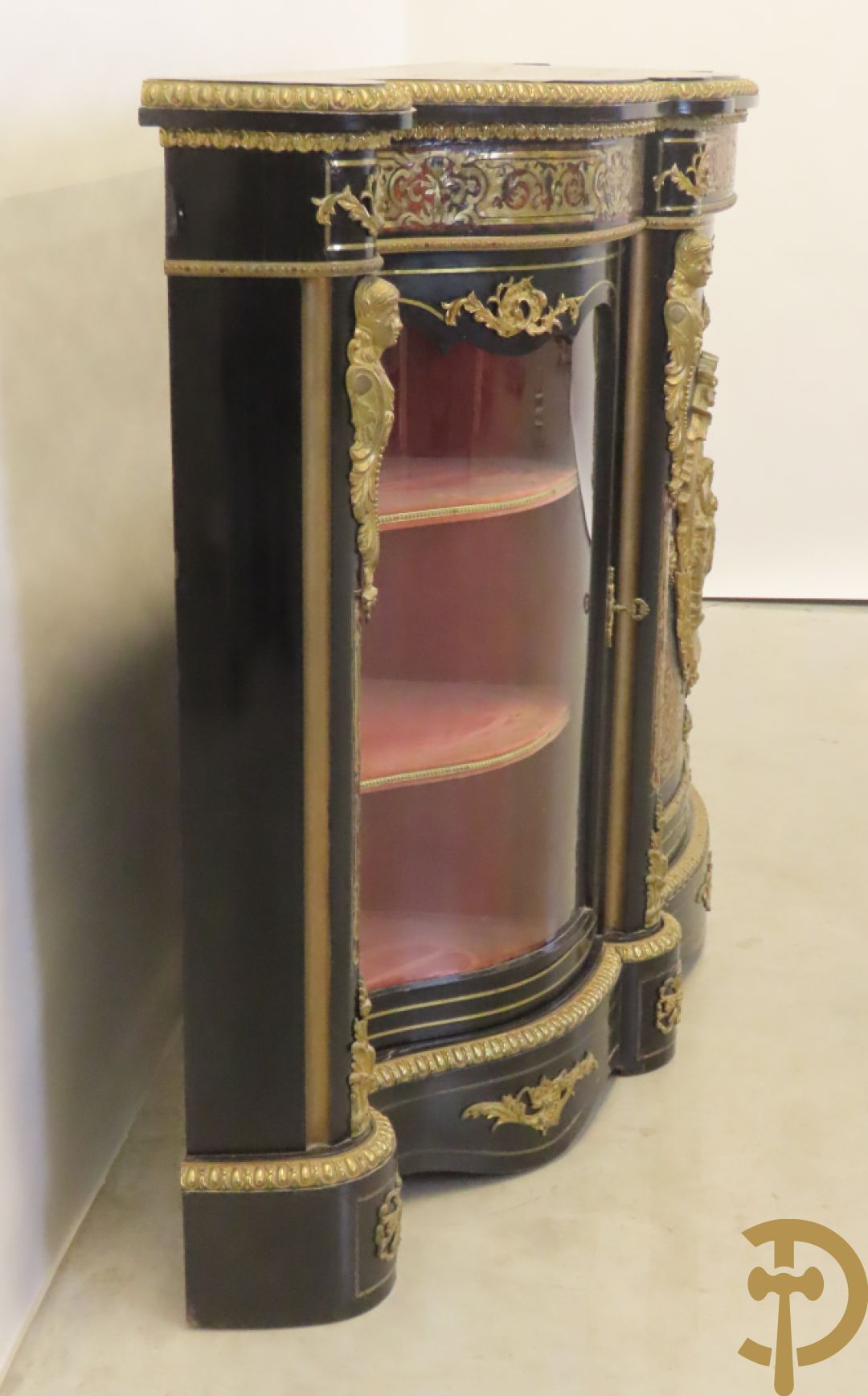 Napoleon III dressoir, centraal met bronnen plakkette omgeven door Louis XVI strik, met 2 zijdelingse vitrines met gebogen glas - stijlen bezet met bronzen dameshoofden