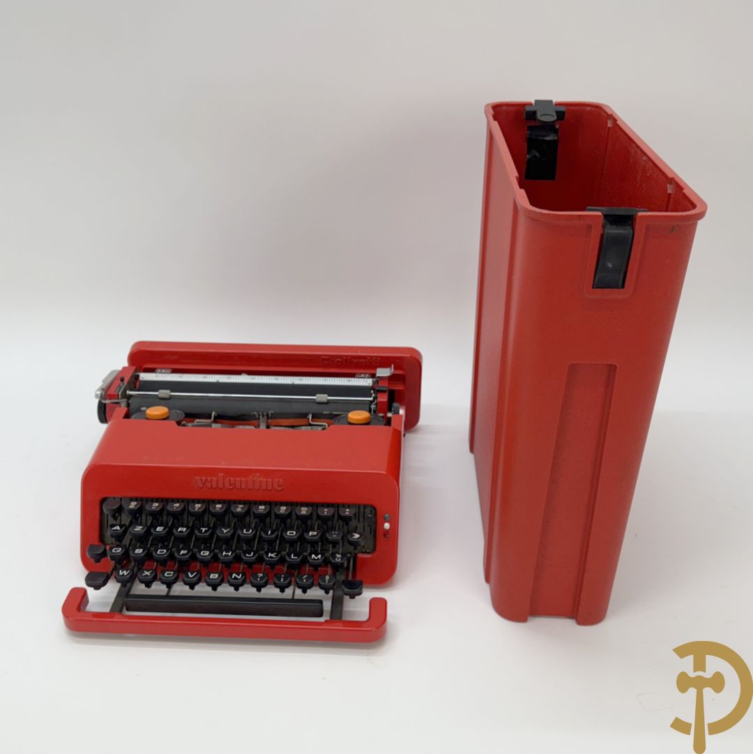 Typmachine in design plexi uitvoering door Olivetti 