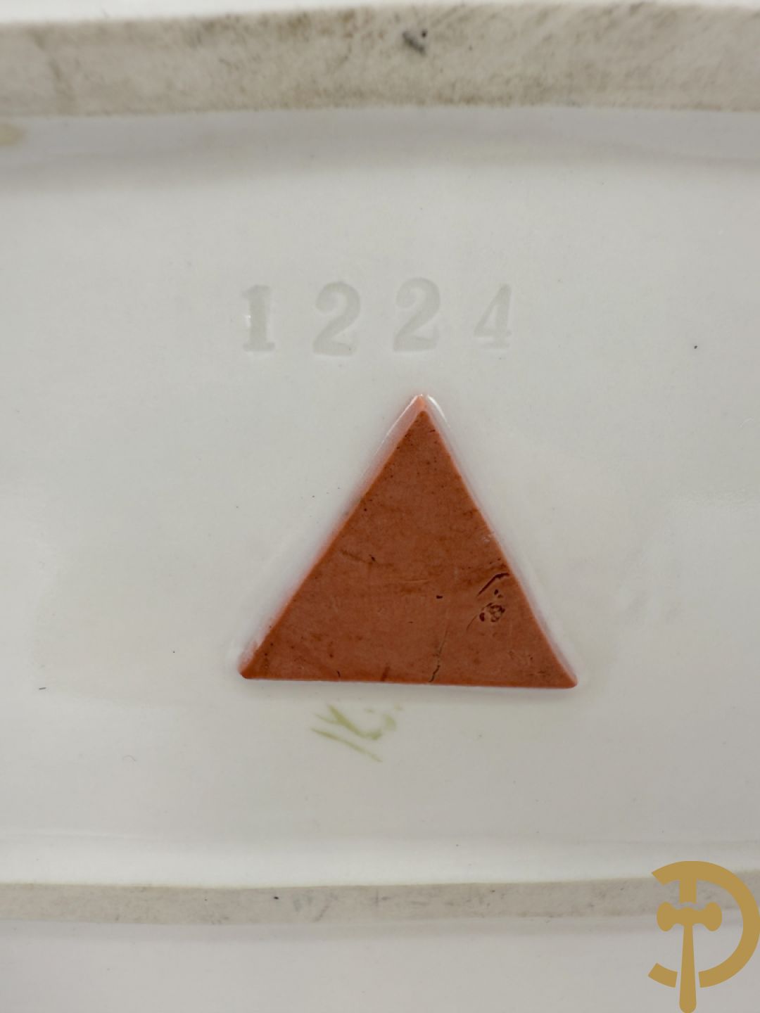 Coupe in Royal Dux met herder en schapen, nummer 1224, gemerkt onderaan