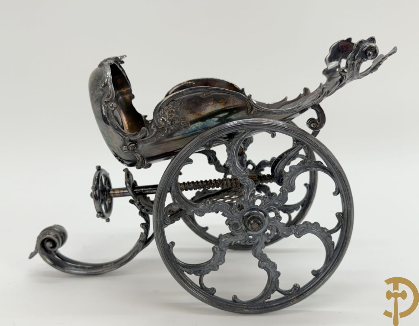 Paarse en rood gekleurde kristallen karaf Val-Saint-Lambert + 2 Boheemse karaffen + verzilverde decanteur met Louis XV motieven