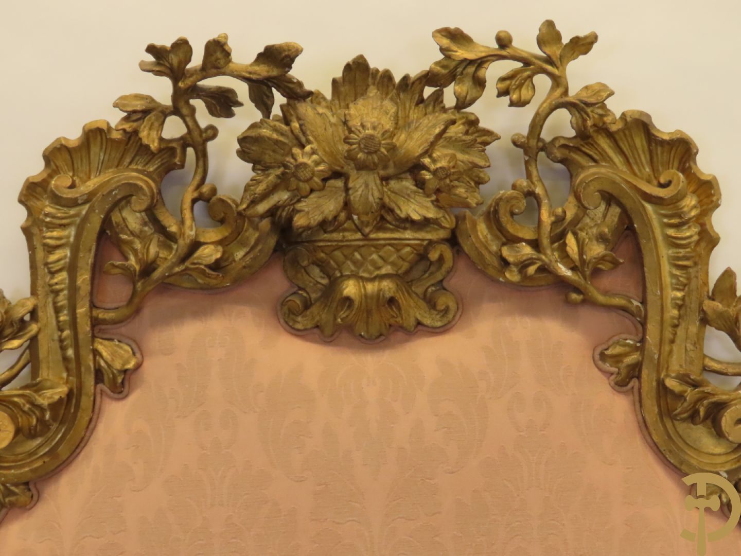 Verguld hoofdeinde van een bed met houten gesculpteerde accanthus- en bloemenranken