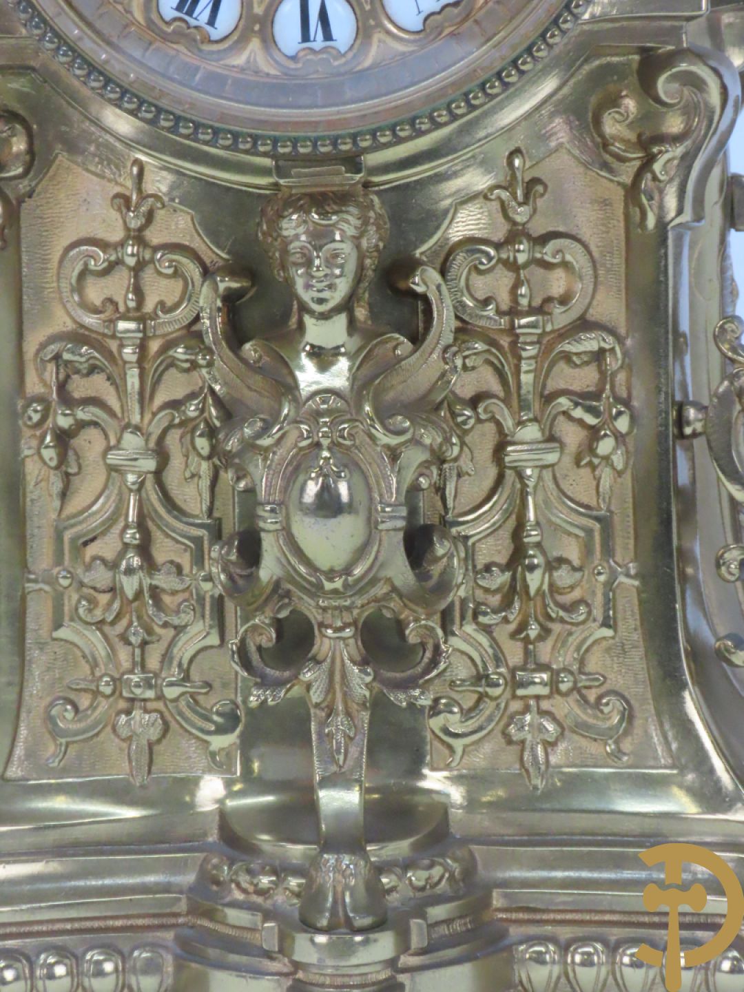 Driedelige koperen Neo Renaissance garnituur bestaande uit klok met amfoor bovenaan en Neo Renaissance motieven, Richond 11 Bd Mont Martre getekend - geflankeerd door paar vijfarmige kandelaars