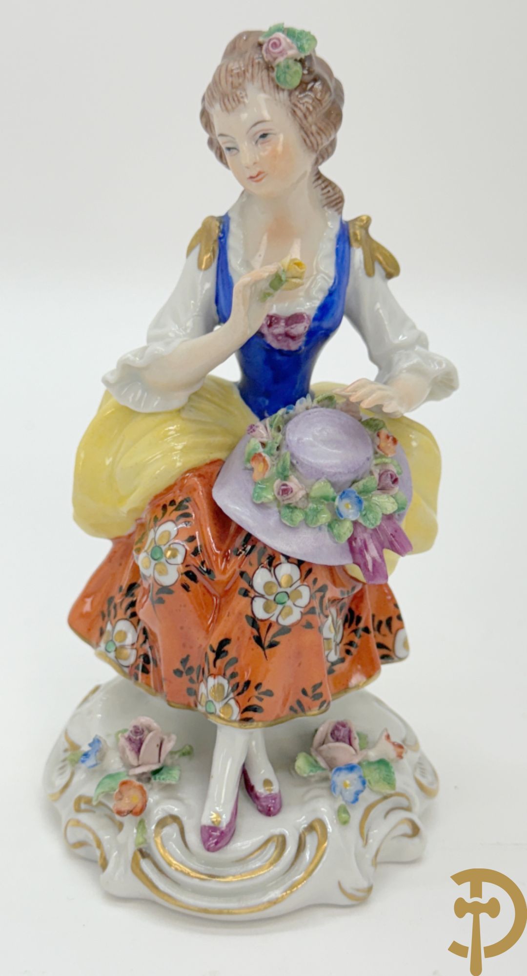 Vijf porseleinen lieftallige figuren, Unterweisbach en Sax + 2 porseleinen consooltjes met rocailles