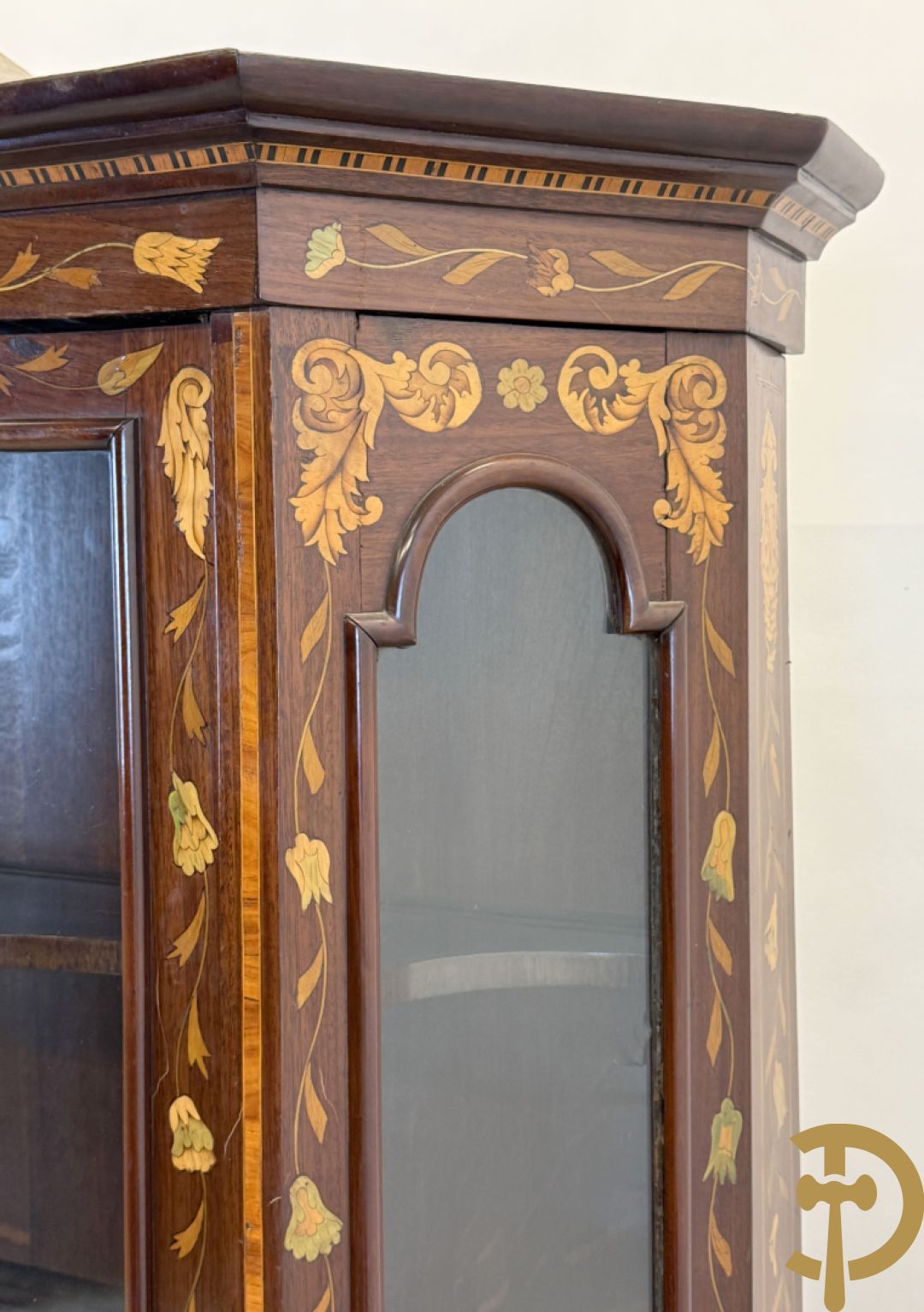 Hollandse vitrine met gemarketteerd bloementafereel, bovenaan met 2 beglaasde deuren en rocaille als kuif - onderaan met 2 gesloten deuren bezet met amforen, vogels en bloemenmarketterie