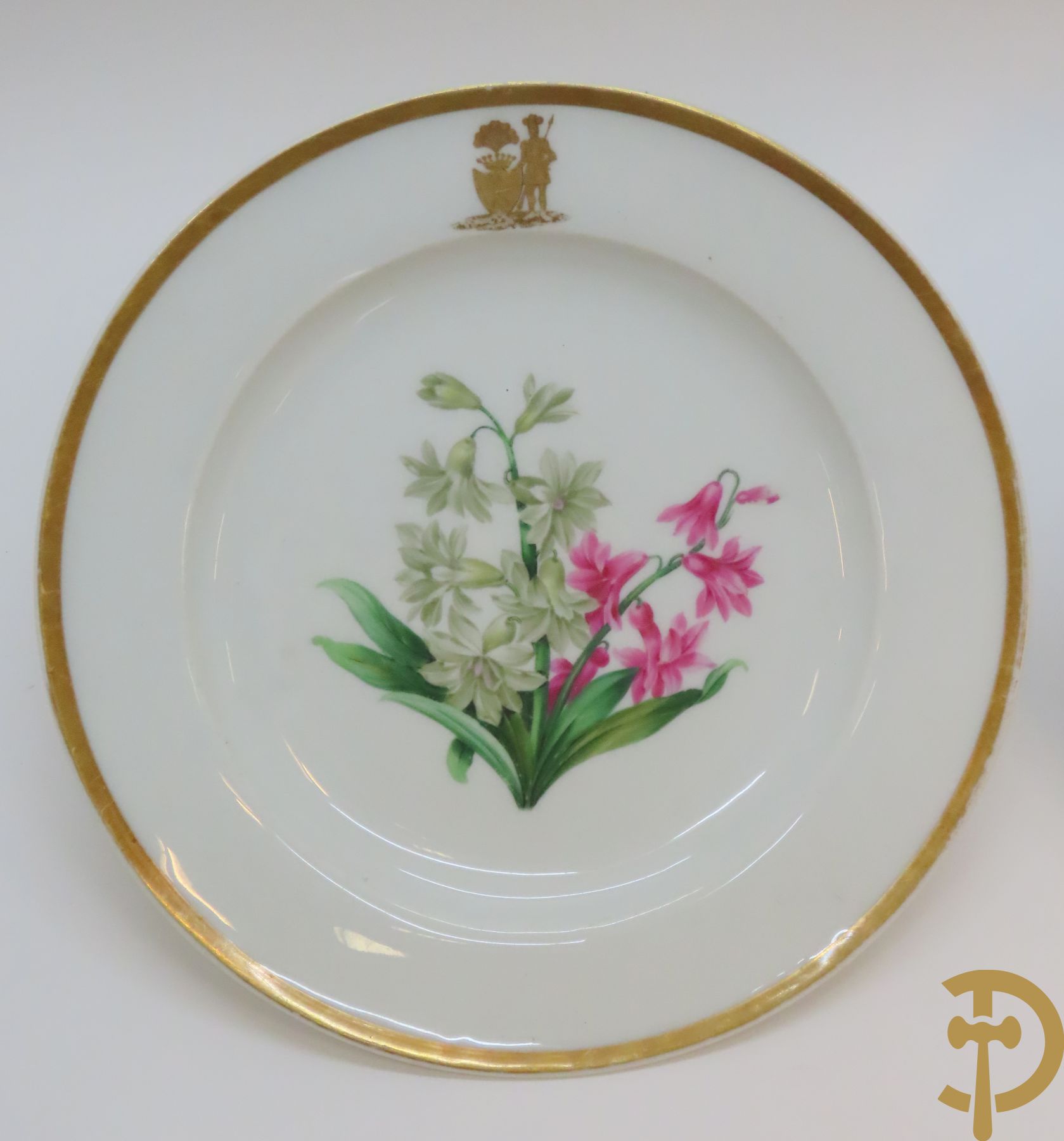 Zes porseleinen borden onder gemerkt met zwaarden / Meissen : 1 bord met stadstafereel, 1 verlucht bord met drakendecor, 1 bord met vogeldecor, 1 met bloemen en 2 met bloemendecor omgeven door vergulde rand