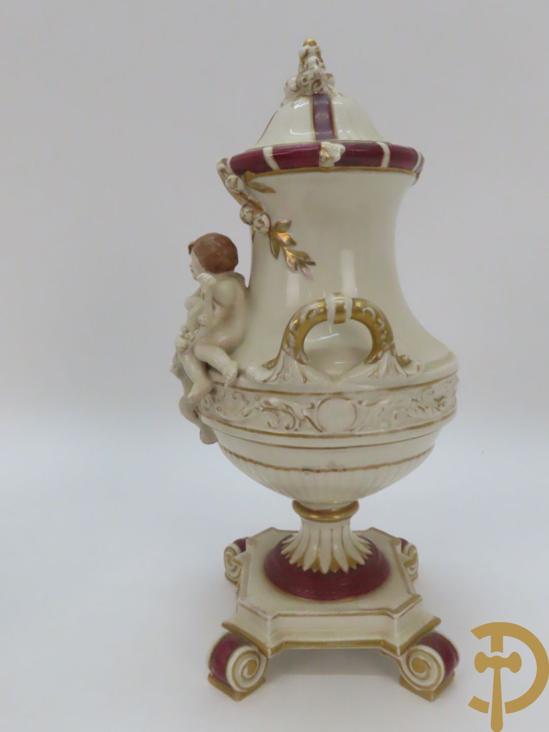 Koets in Royal Dux getrokken door cupido