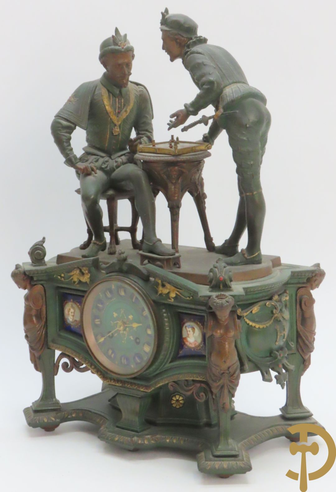 Driedelige kunstbronzen garnituur bestaande uit pendule met paar schakende edelheren, bezet met kariatiden - geflankeerd door paar driearmige kandelaars gehouden door 2 edelheren