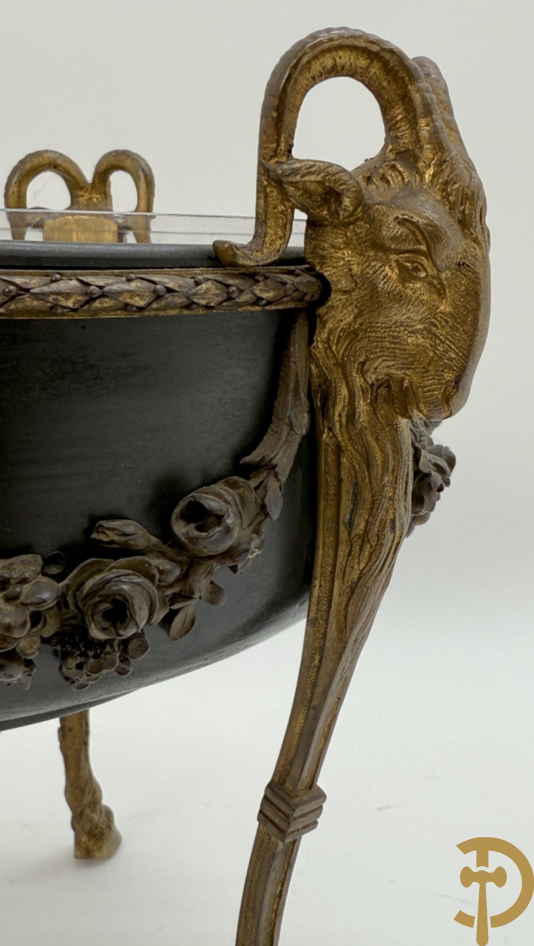 Bronzen coupe op 3 bokkepoten met ramskoppen  bezet en verbonden door guirlandes met medaillon