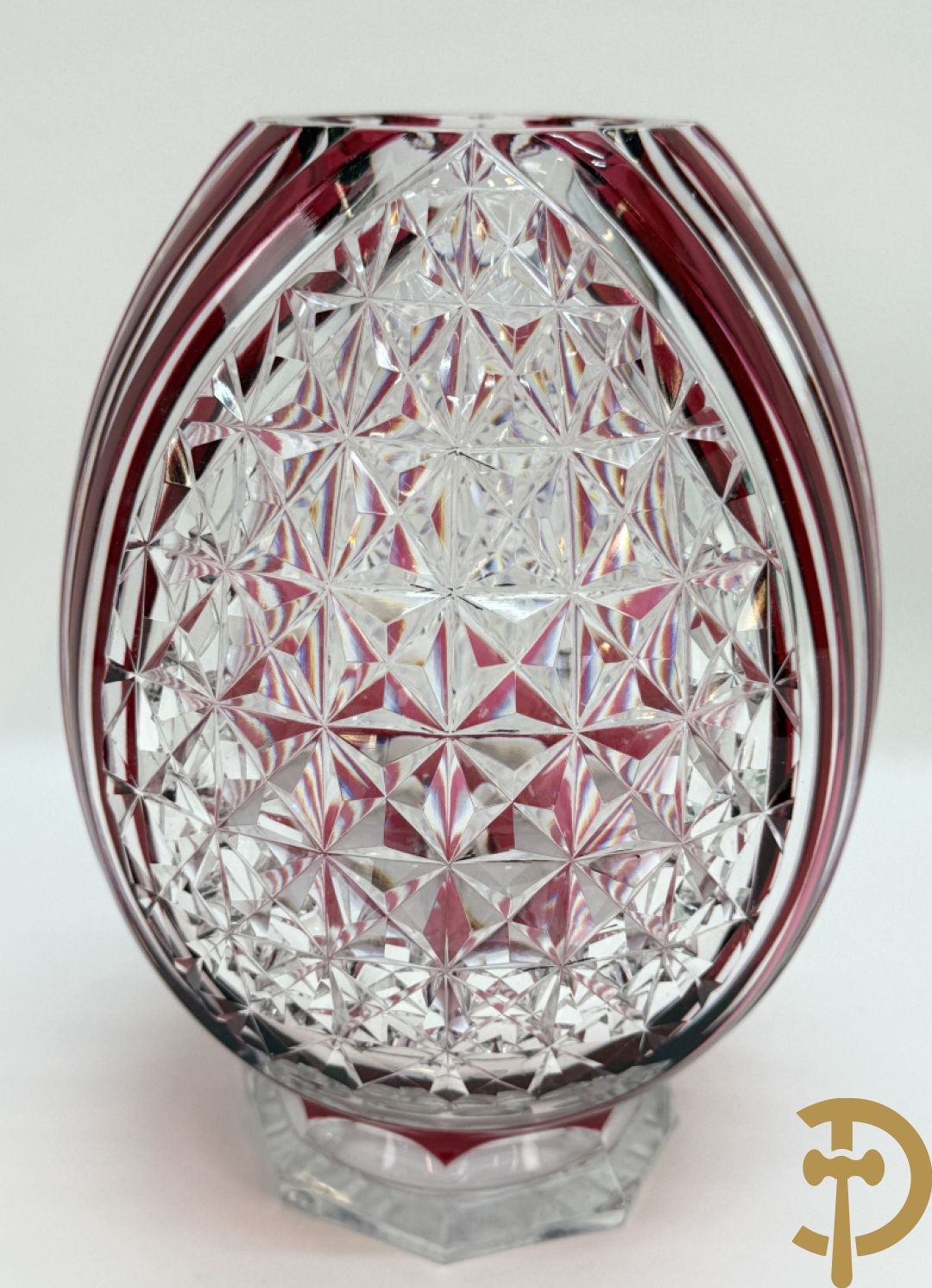 Gekleurde bolvormige kristallen handgeslepen Val-Saint-Lambert vaas, gemerkt 1197 + groene krsitallen Val-Saint-Lambert vaas + rode geslepen Val-Saint-Lambert vaas