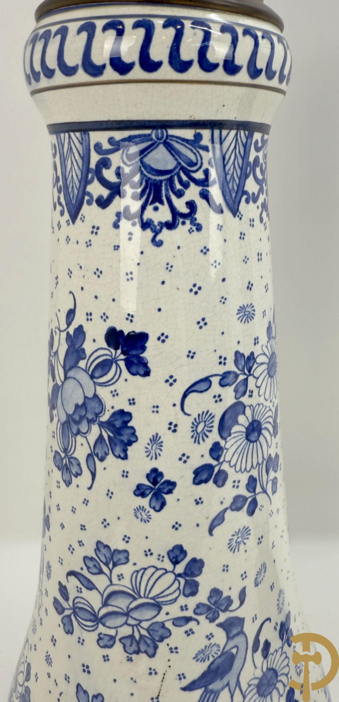 Driedelige garnituur met faience in Delftse stijl en bezet met koperen Jugendstil kandelaars, rond 1900