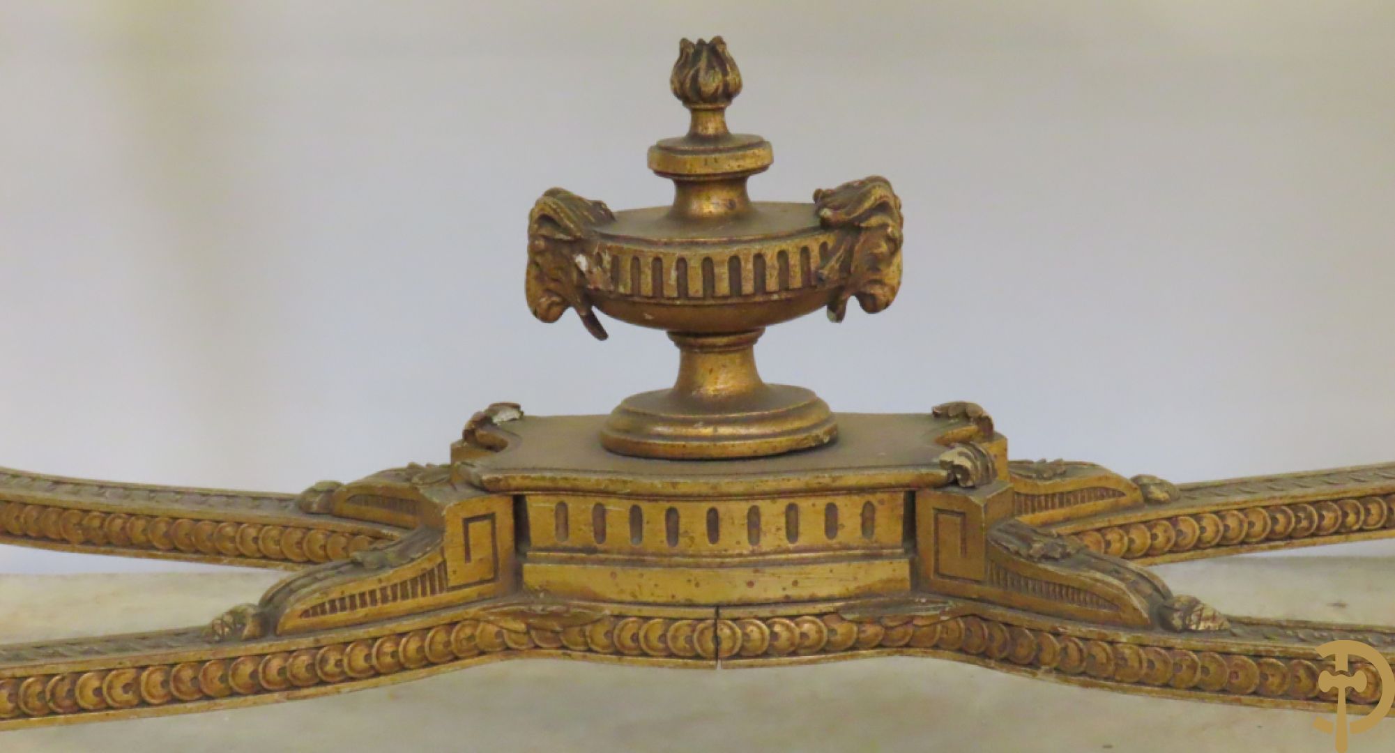 Vergulde salontafel met Louis XVI motieven op gecanneleerde poten