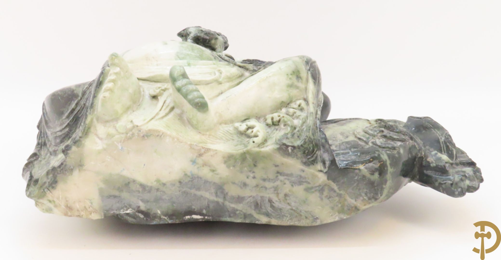 Zittende lachende boedha met kralenkrans en fo hond in gesculpteerde tweekleurige nefriet