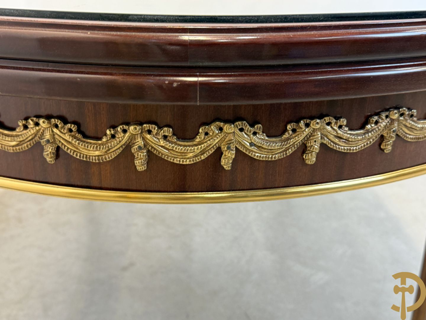 Ovale notelaren tafel bezet met bronsbeslag op gecanneleerde poten