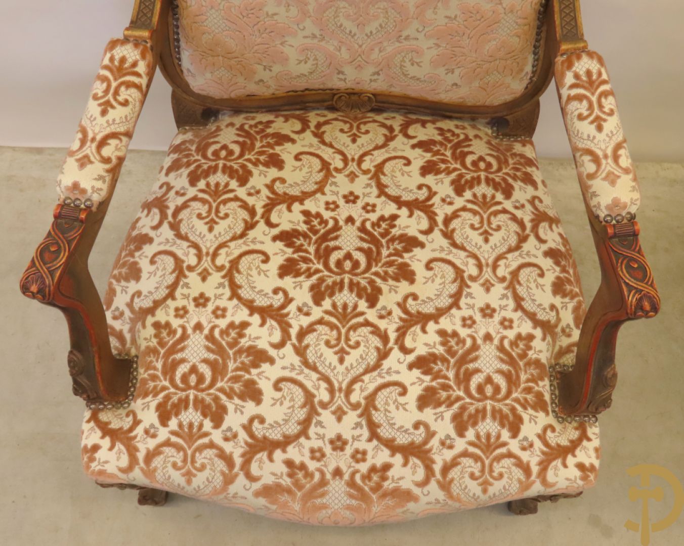 Vijfdelig verguld Louis XV salonensemble bestaande uit canapé en 4 fauteuils - met mooie accanthusranken en bloemensculptuur