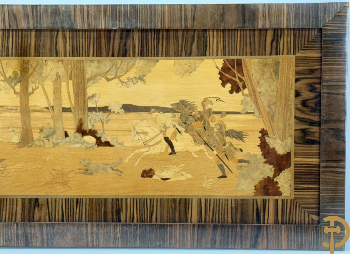 Gemarketteerde jachtscène met honden en paarden in houtsnijwerk