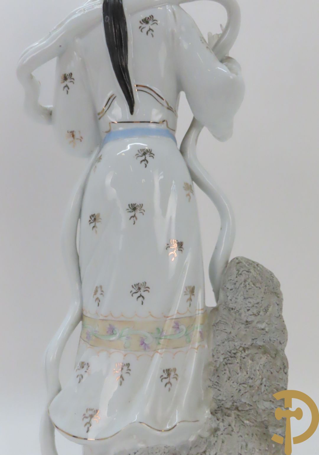 Chinese porseleinen geisha dame tussen de bloemen