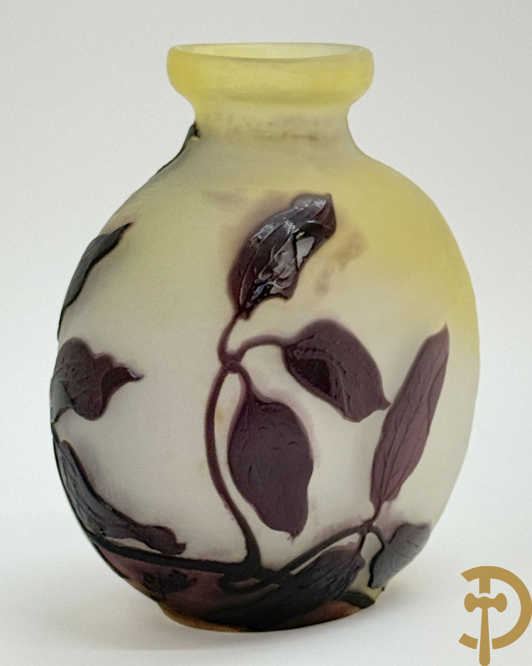 Art Nouveau vaas met gestyleerde bloemen, gezuurd en getekend Gallé