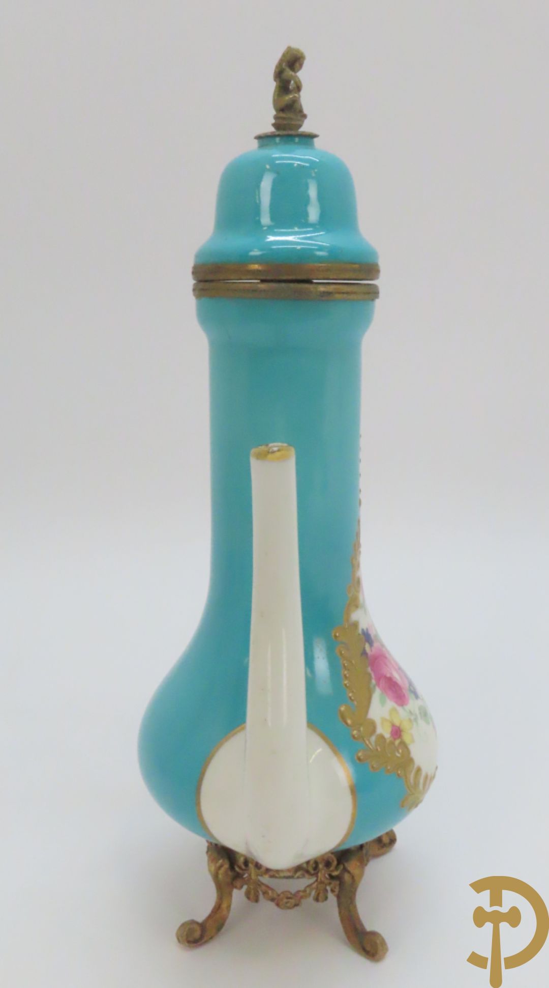 Driearmige porseleinen kandelaar met bloemenmotieven, onderaan gemerkt Plaue + porseleinen coupe Plaue + Limoges schenkkan met bloemendecor