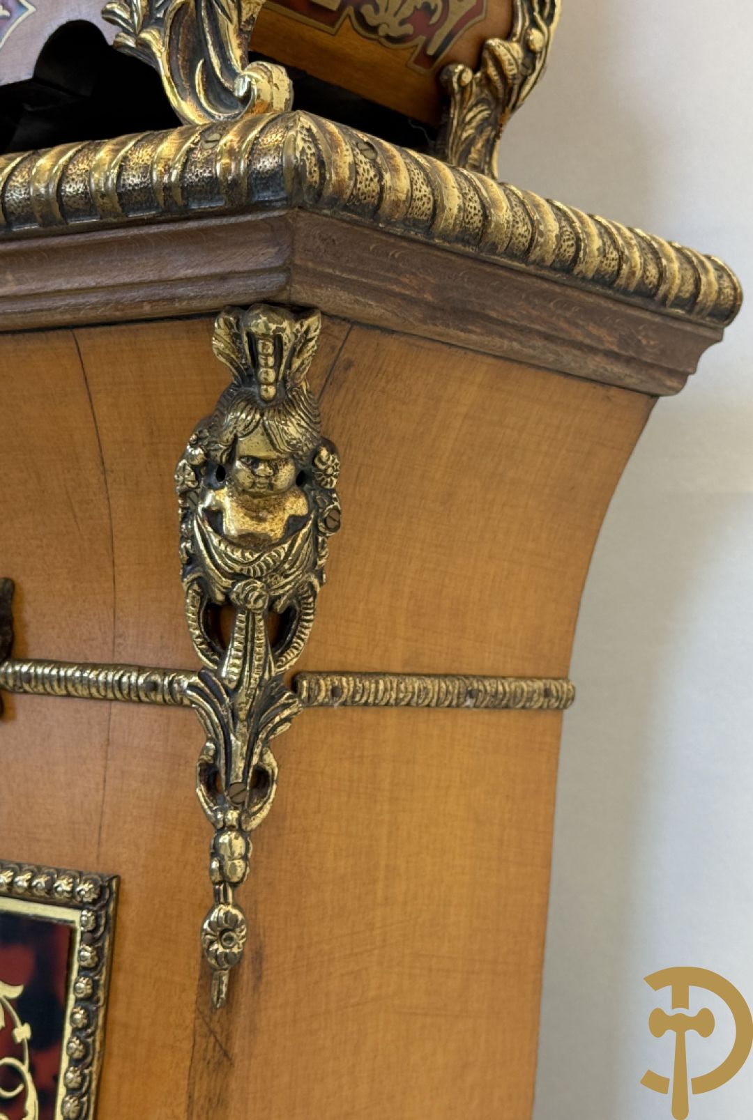 Italiaanse notelaren kartel met marqueterie en bronsbeslag, bovenaan bekroond met cupido - met bihhorende gemarqueteerde console met inleg van koper en schildpadimitatie, decor van amfoor en bronzen medusahoofd