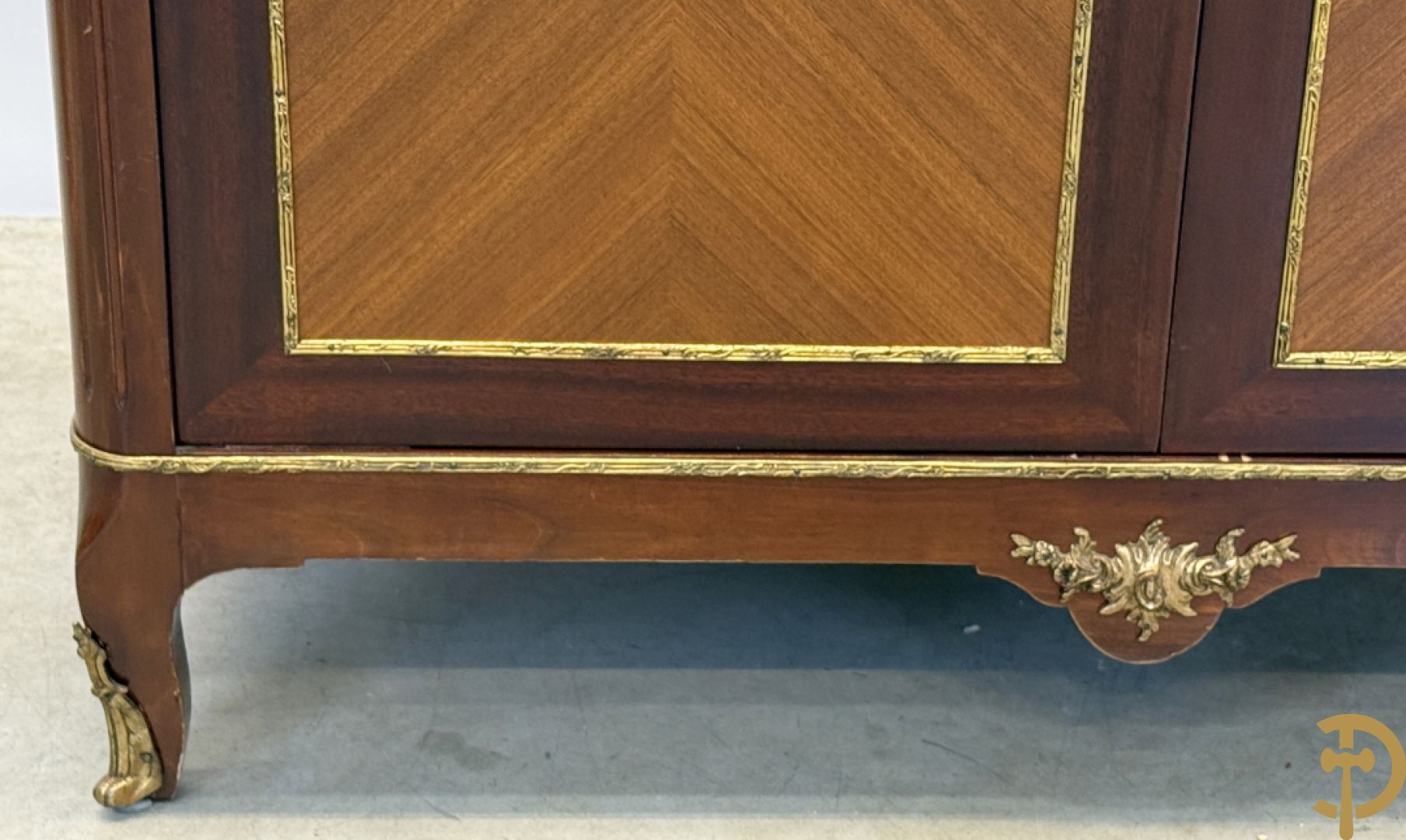 Notelaren tweedeurskast met bronsbeslag