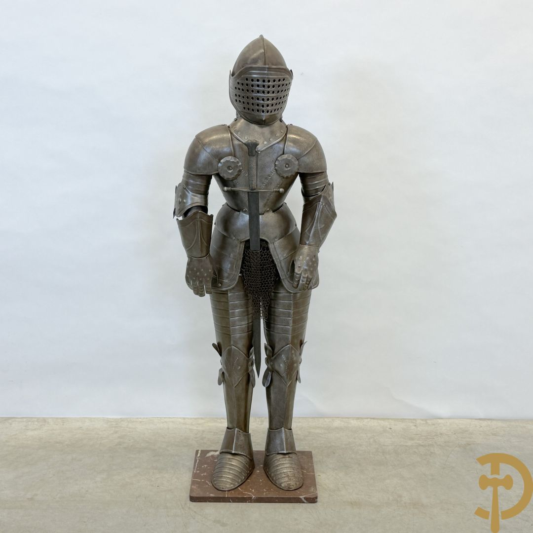 Decoratief plaatstalen ridderharnas met zwaard op marmeren voet