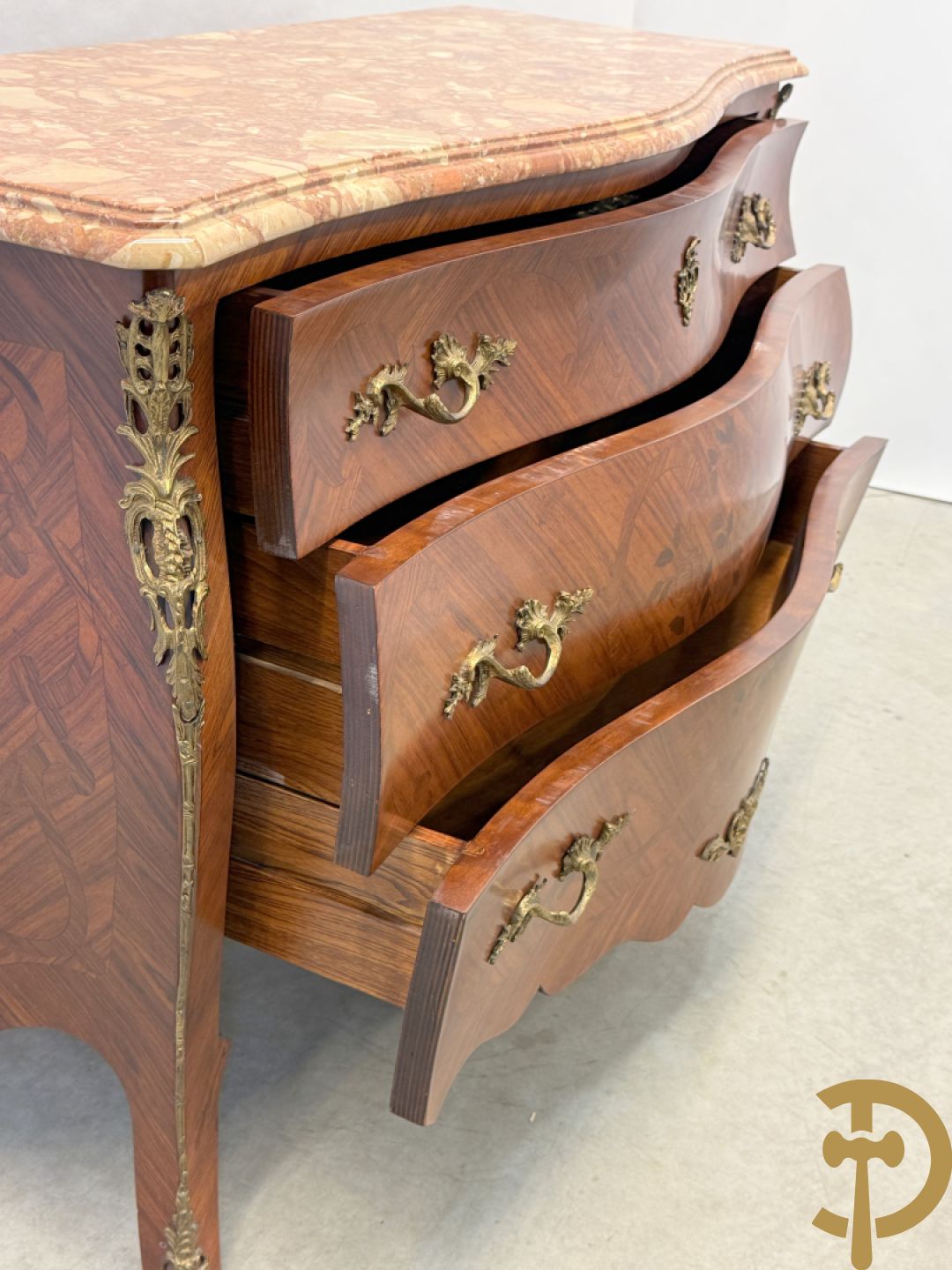 Notelaren gegalbeerde drieladencommode met bloemenmarquetterie en bezet met bronzen ornamenten, bovenaan met marmeren blad