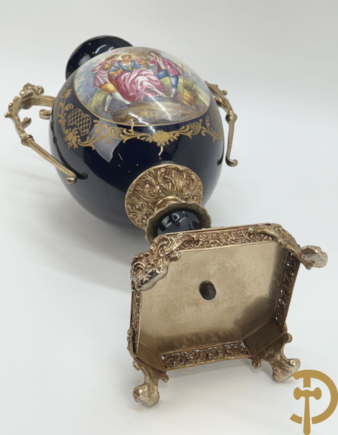 Onleesbaar getekend Sèvres stijl vaas met geanimeerd landschapsdecor en zijdelings met bronzen ornamenten bezet