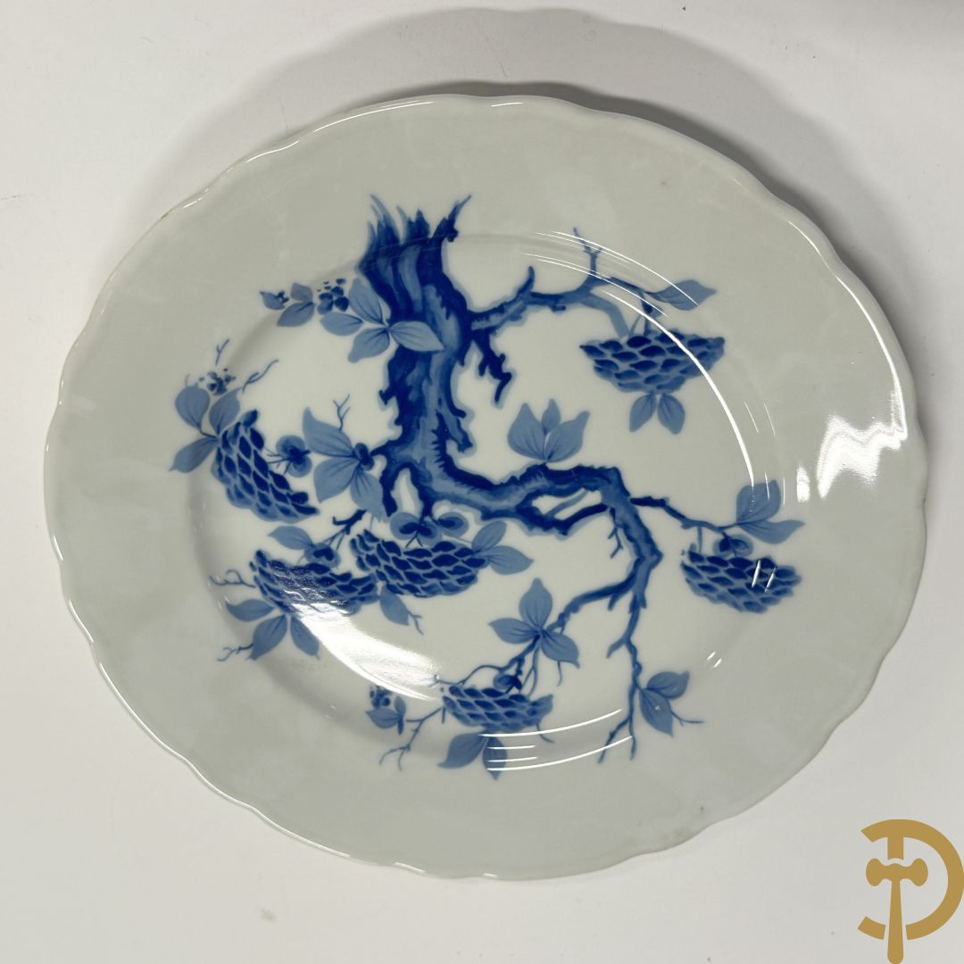 Porseleinen eet- en koffieservies, Winterling Kirchenlamitz Bavaria, met kobaltblauw decor + Porseleinen eet- en koffieservies met blauw bomendecor, Bavaria