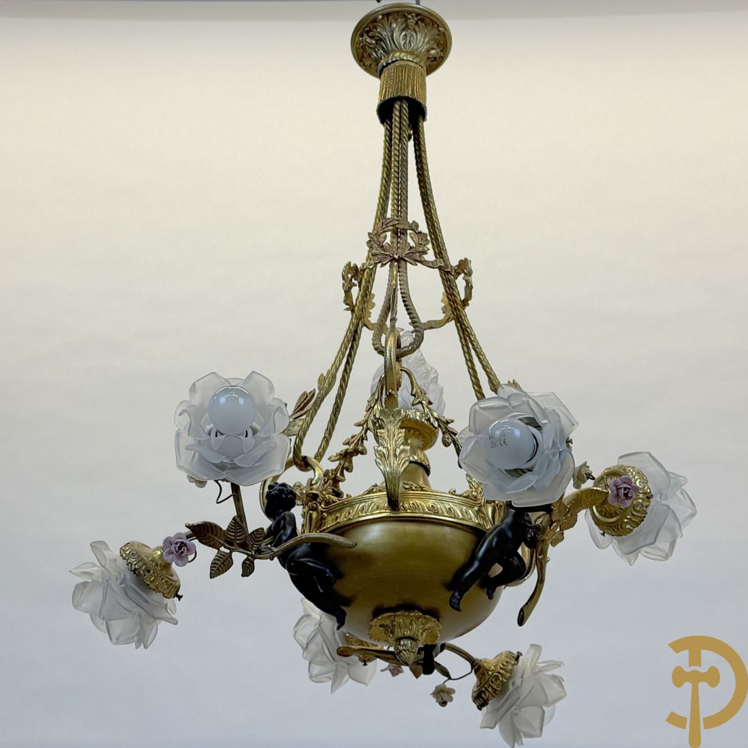 Vuurvergulde bronzen luchter met 3 armen bezet met cupido