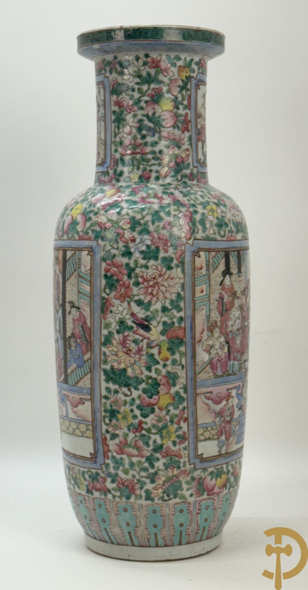 Chinese porseleinen vaas met geanimeerd decor en fond van bloemen, Kanton 19e