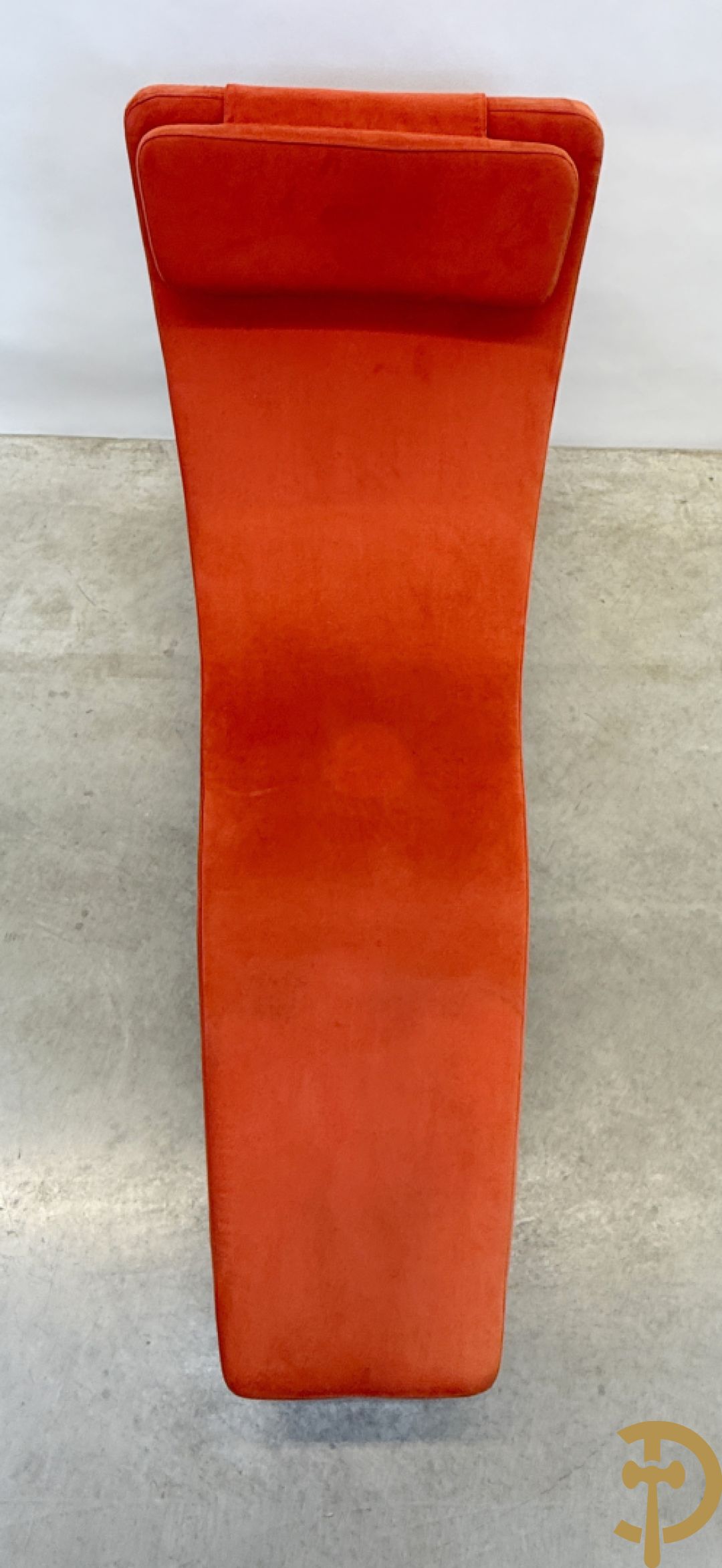 Design ligzetel in rode stof op chromé onderstel, Jongform