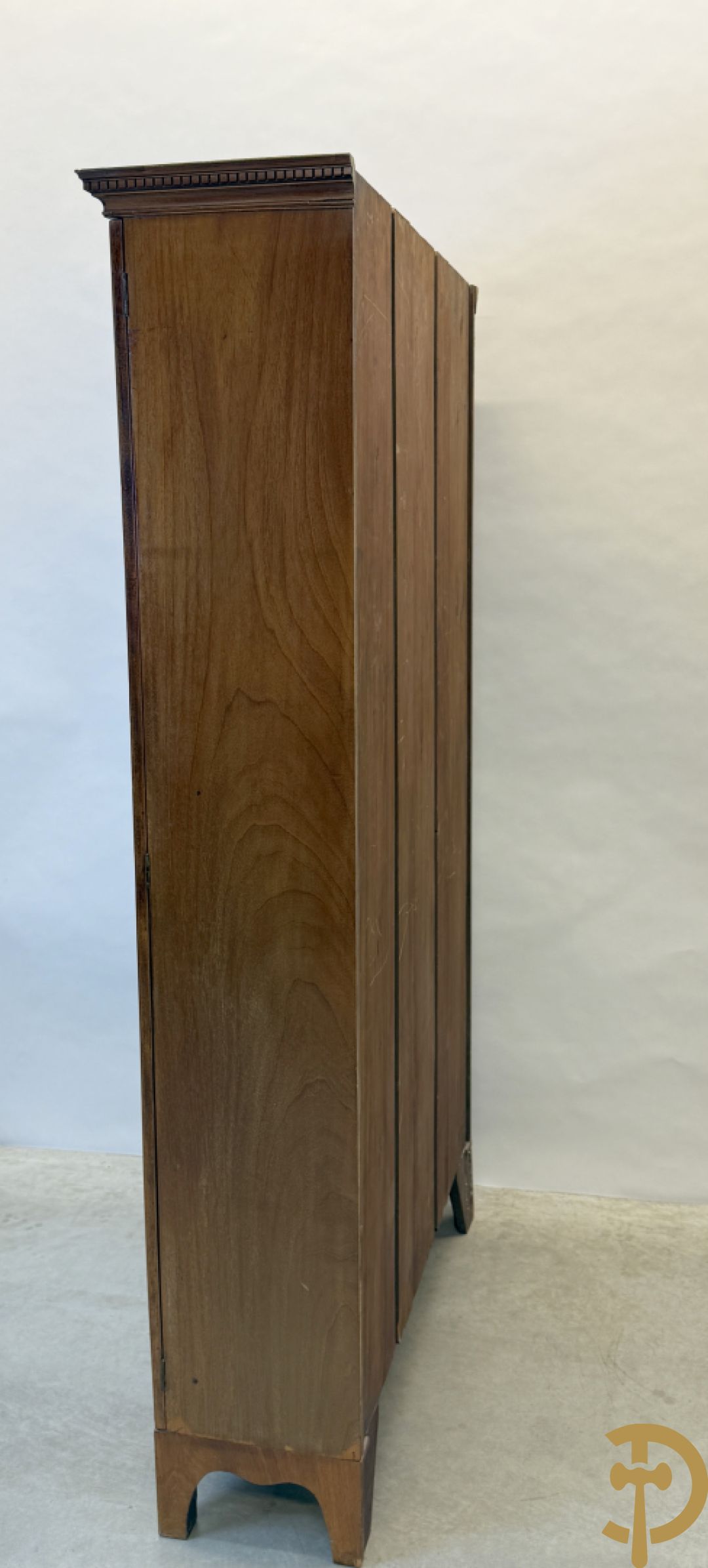 Paar Engelse mahoniehouten vitrines met legbanken