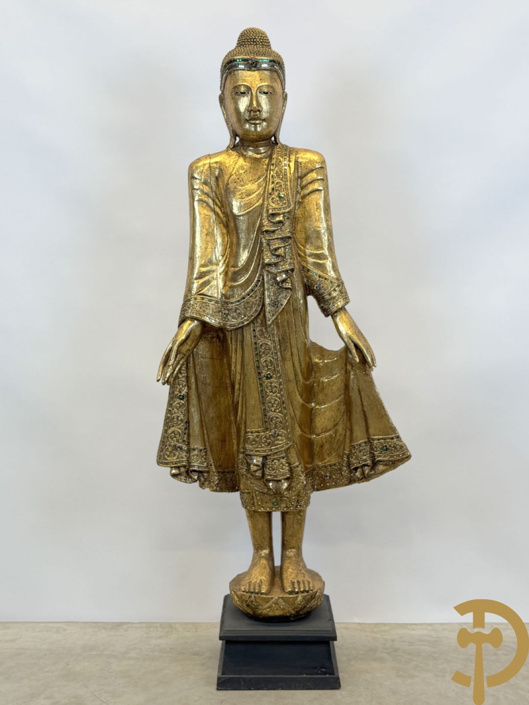 Vergulde houtgesculpteerde staande boedha bezet met spiegeltjes, op sokkel