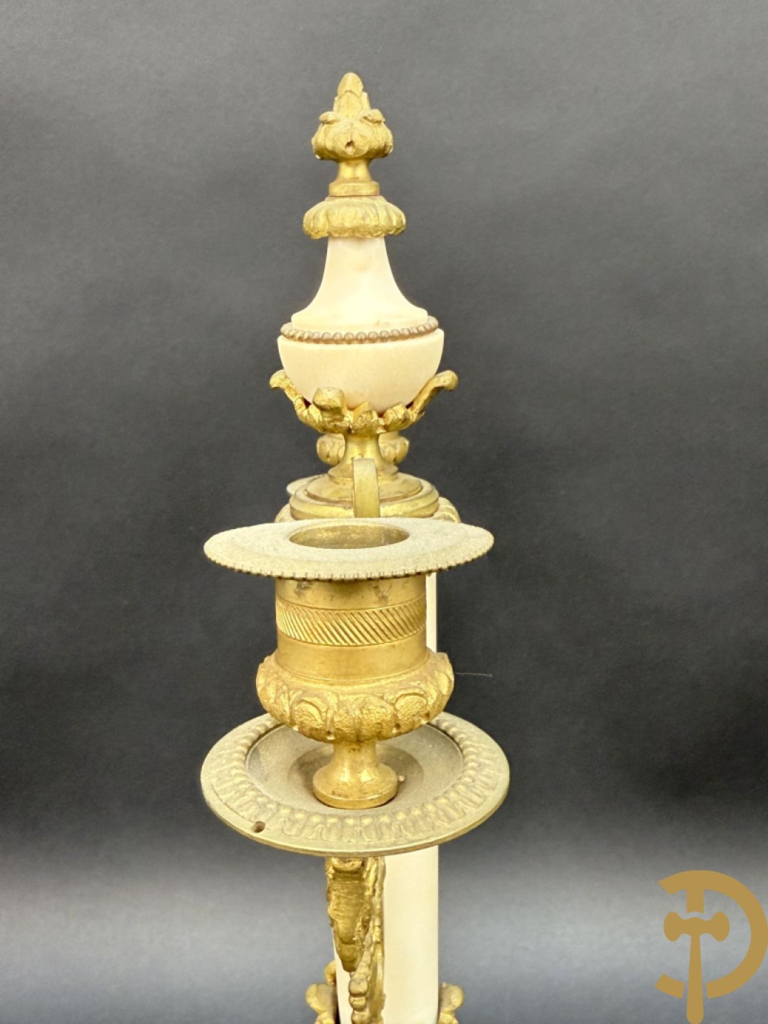 Paar marmeren kandelaars met bronzen cupido