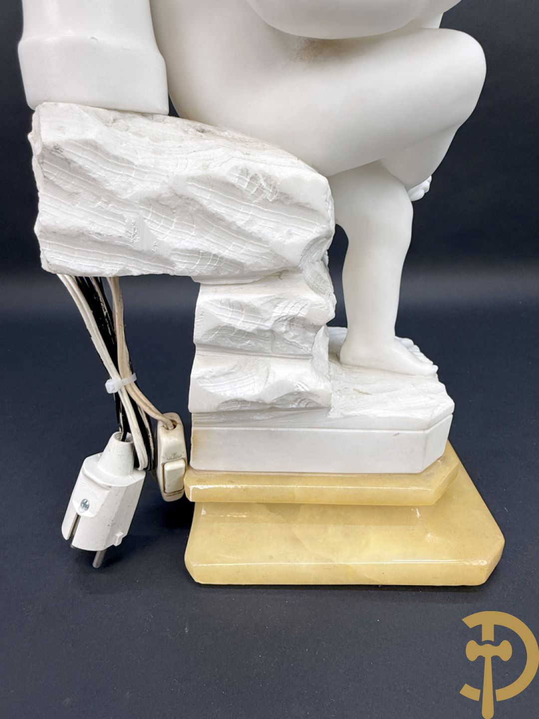 Albast beeld van jongen met boek en lamp