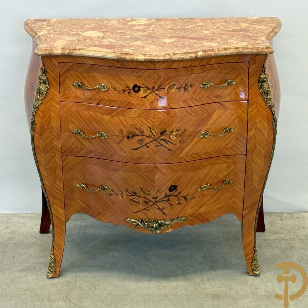 Notelaren gegalbeerde drieladencommode met bloemenmarketterie en marmeren blad