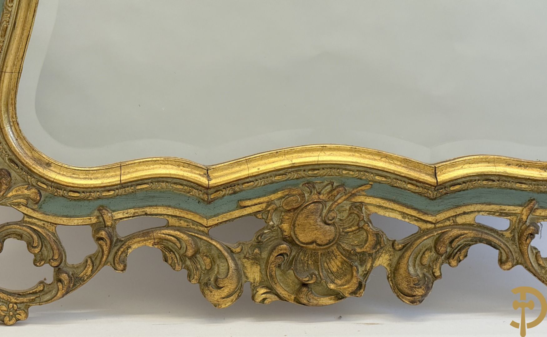 Paar vergulde spiegels met geslepen boord en rocailles, Louis XV stijl