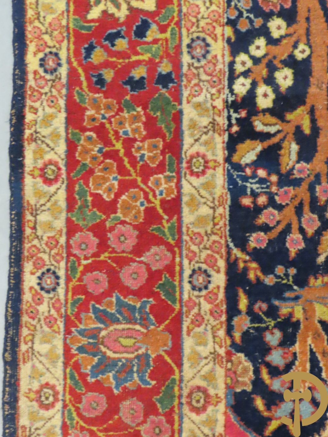 Antiek Oosters handgeknoopt tapijt Tabriz met amfoor en bloementafereel