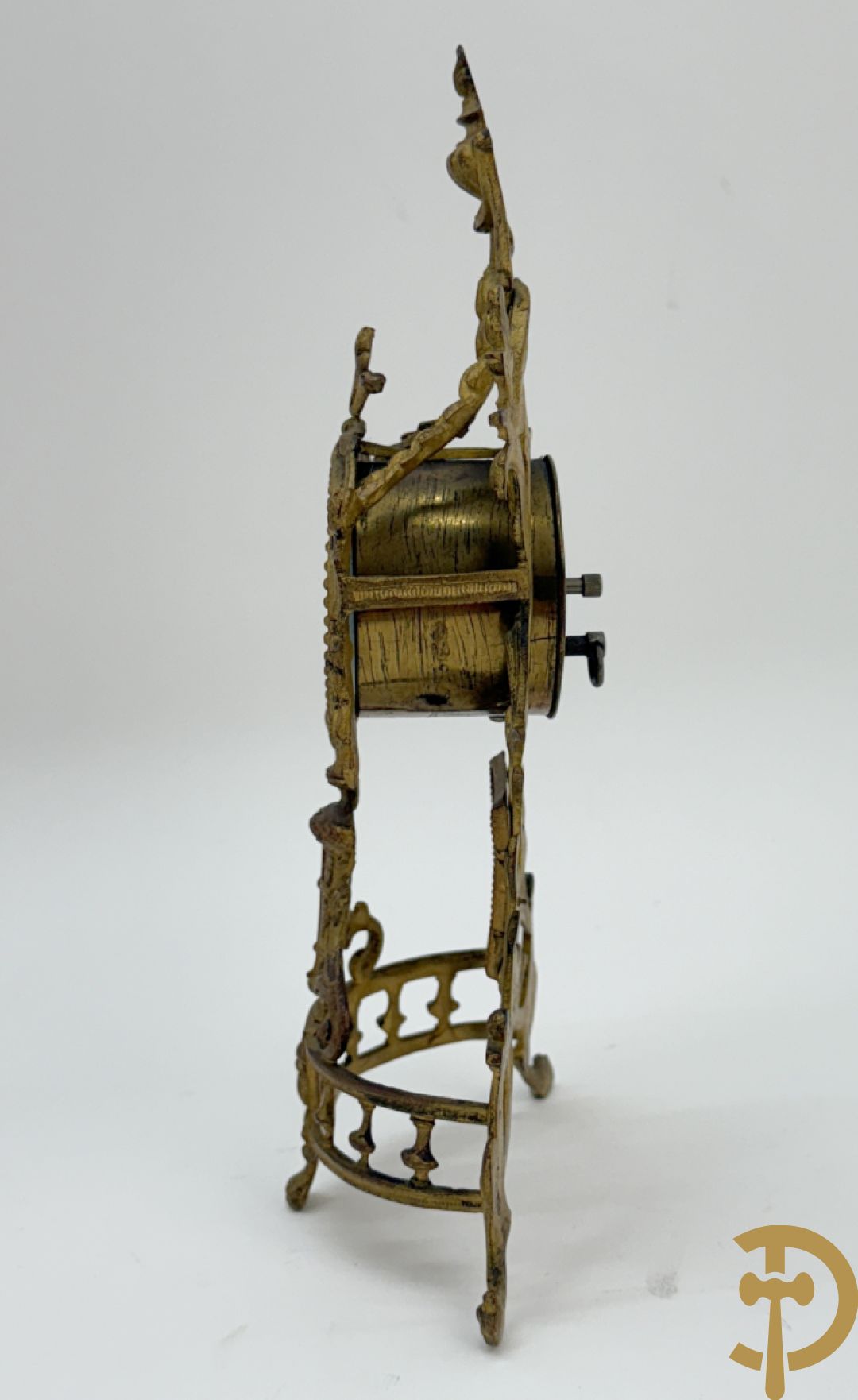 Zes miniatuurklokjes w.o. cupido houdende een pendule, marmeren kapelklokje, 2 reiswekkers, Napoleon III pendule in koper en zamak klokje