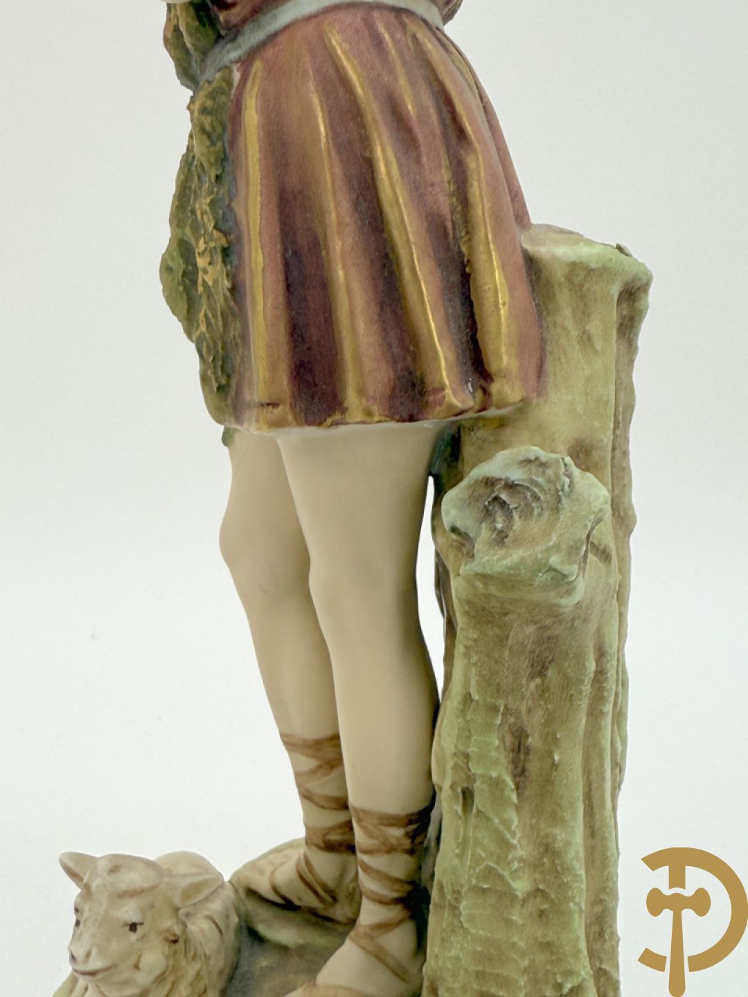 Herderspaar met ram in Royal Dux, onderaan gemerkt 351 en 352