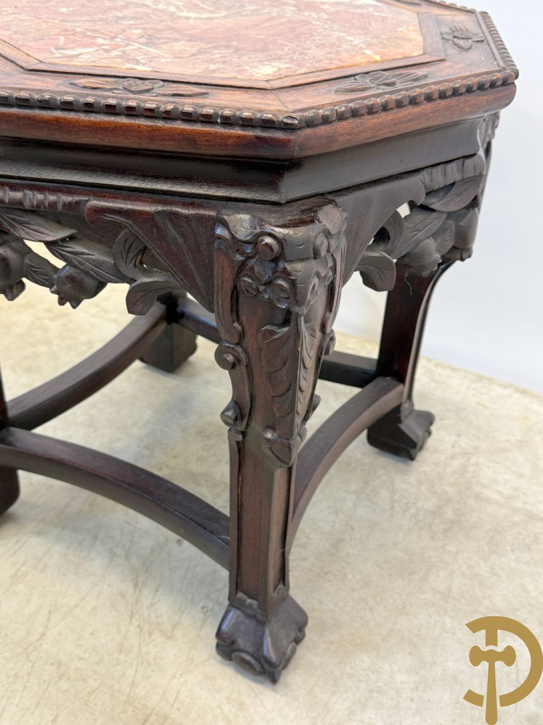 Achthoekige en afgeronde Chinese sokkel met sculptuur