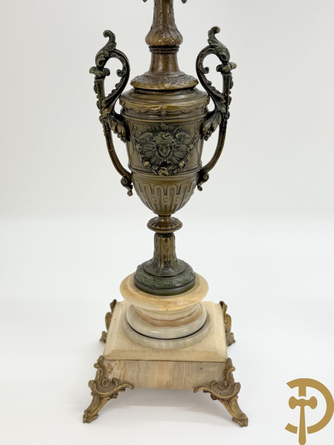 Driedelige zamak garnituur bestaande uit pendule met cupido en dame geflankeerd door paar vijfarmige kandelaars, Bruchon getekend