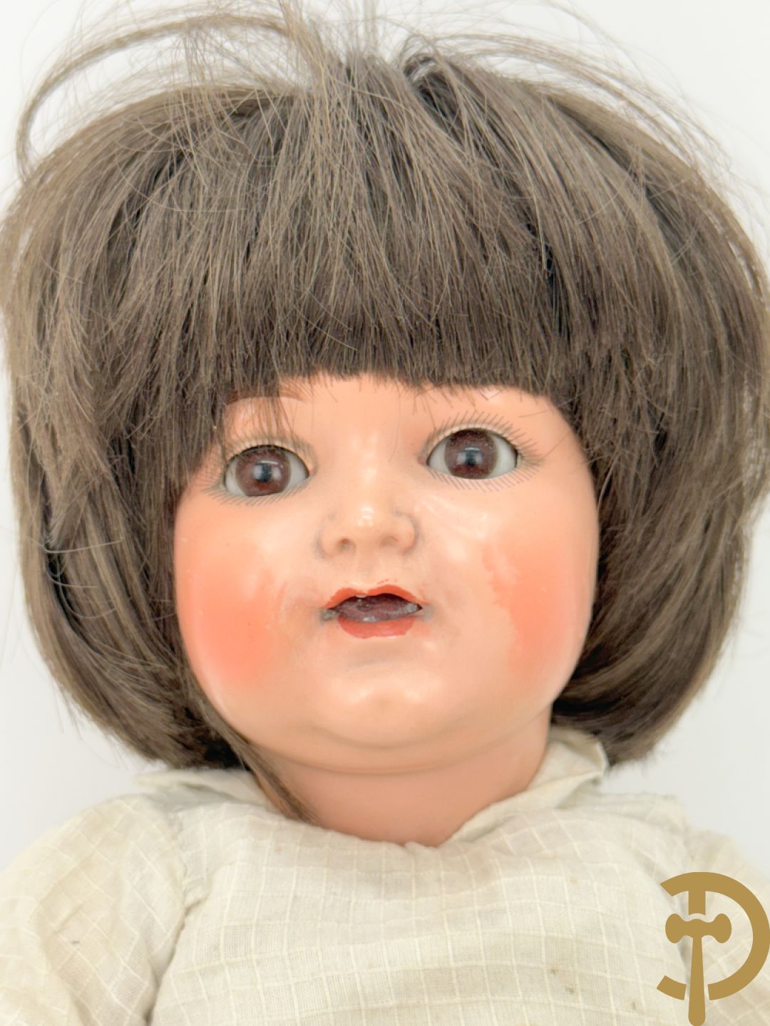 Oude pop met papier maché ledematen, gemerkt K R36/.728 + oude pop met papier maché ledematen en kantelbare oogjes + oude pop in papier maché, gemerkt Unis France 301 + oude pop in papier maché, onleesbaar gemerkt + hedendaagse pop met porseleinen ledematen + losse kleertjes