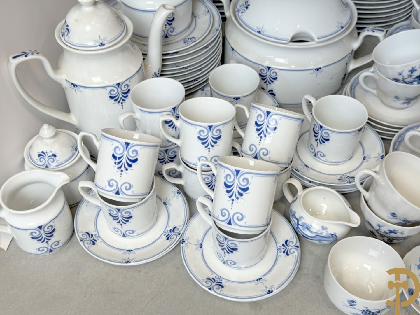 Porseleinen eet- en koffieservies, Winterling Kirchenlamitz Bavaria, met kobaltblauw decor + Porseleinen eet- en koffieservies met blauw bomendecor, Bavaria