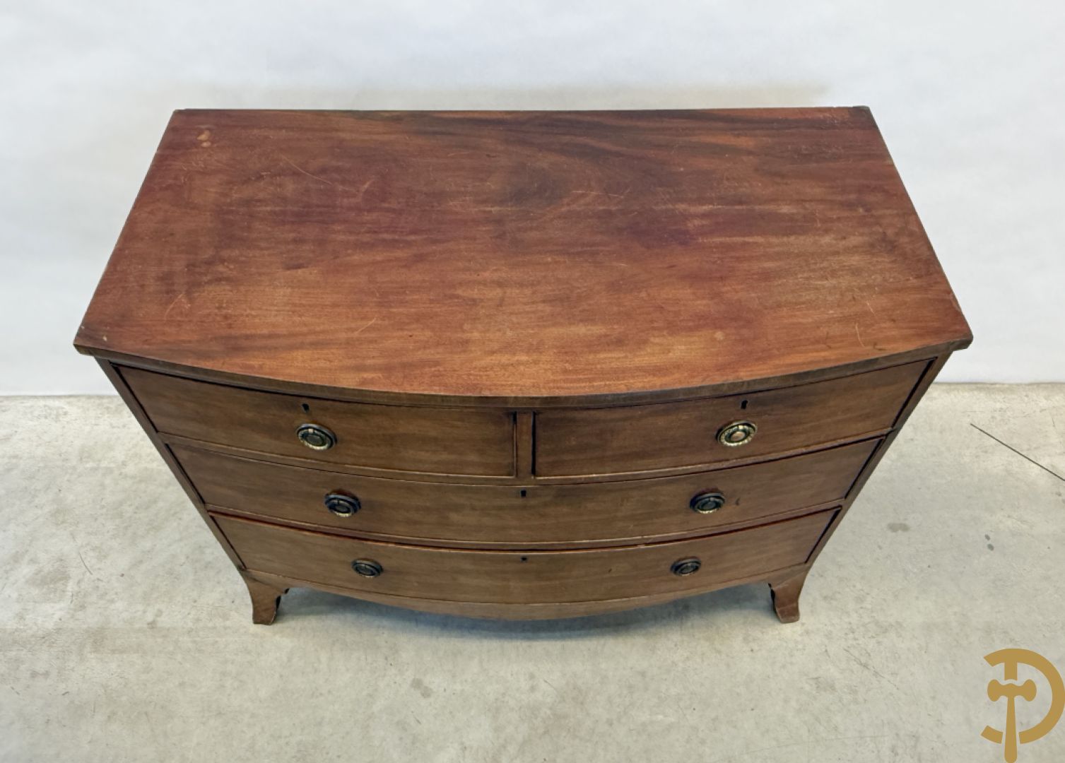 Engelse gebogen mahoniehouten vierladencommode