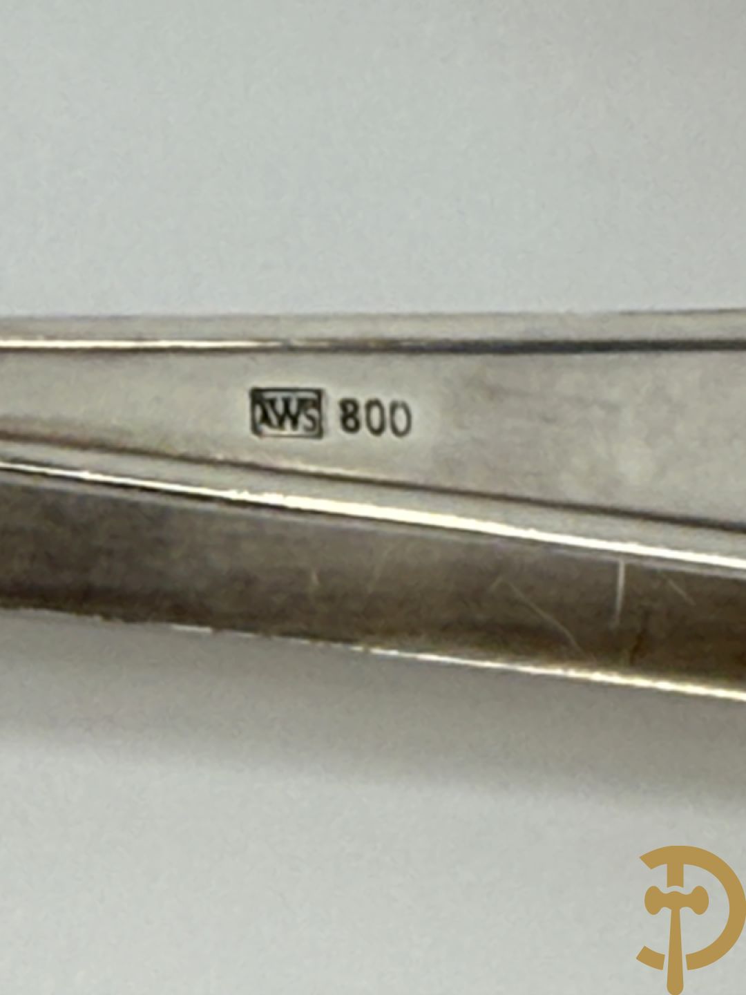 Massief zilveren bestek in koffer, gemerkt AWS 800, bestaande uit 12 vorken, 12 lepels, 12 messen, 12 dessertvorken, 12 dessertlepels, 12 dessertmessen, 12 koffielepels en 12 taartvorkjes + 12 verzilverde  visvorken en vismessen gemerkt Wello + verzilverde soepscheplepel gemerkt Wellner 90